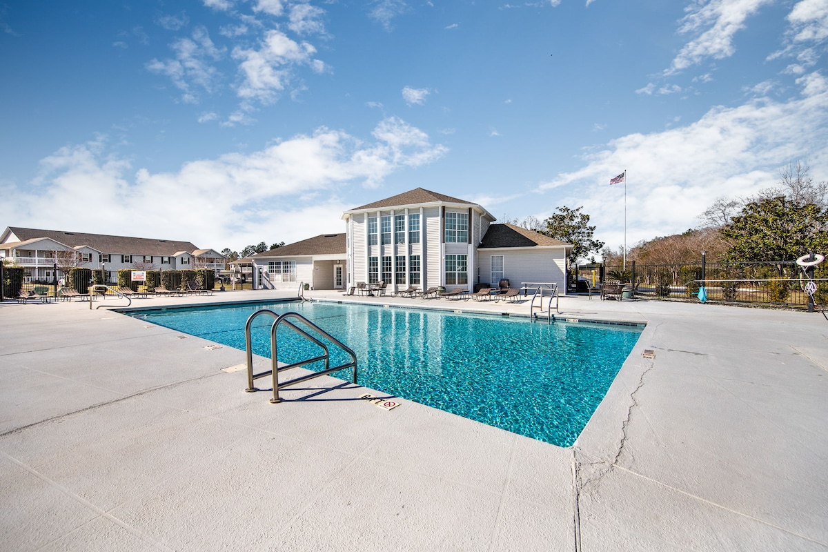Outdoor community pool at Colony Club.
