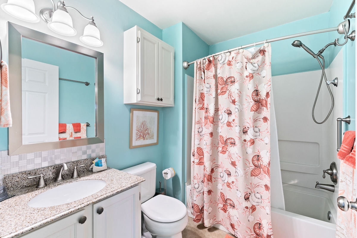 Bathroom adjoining the primary bedroom.
