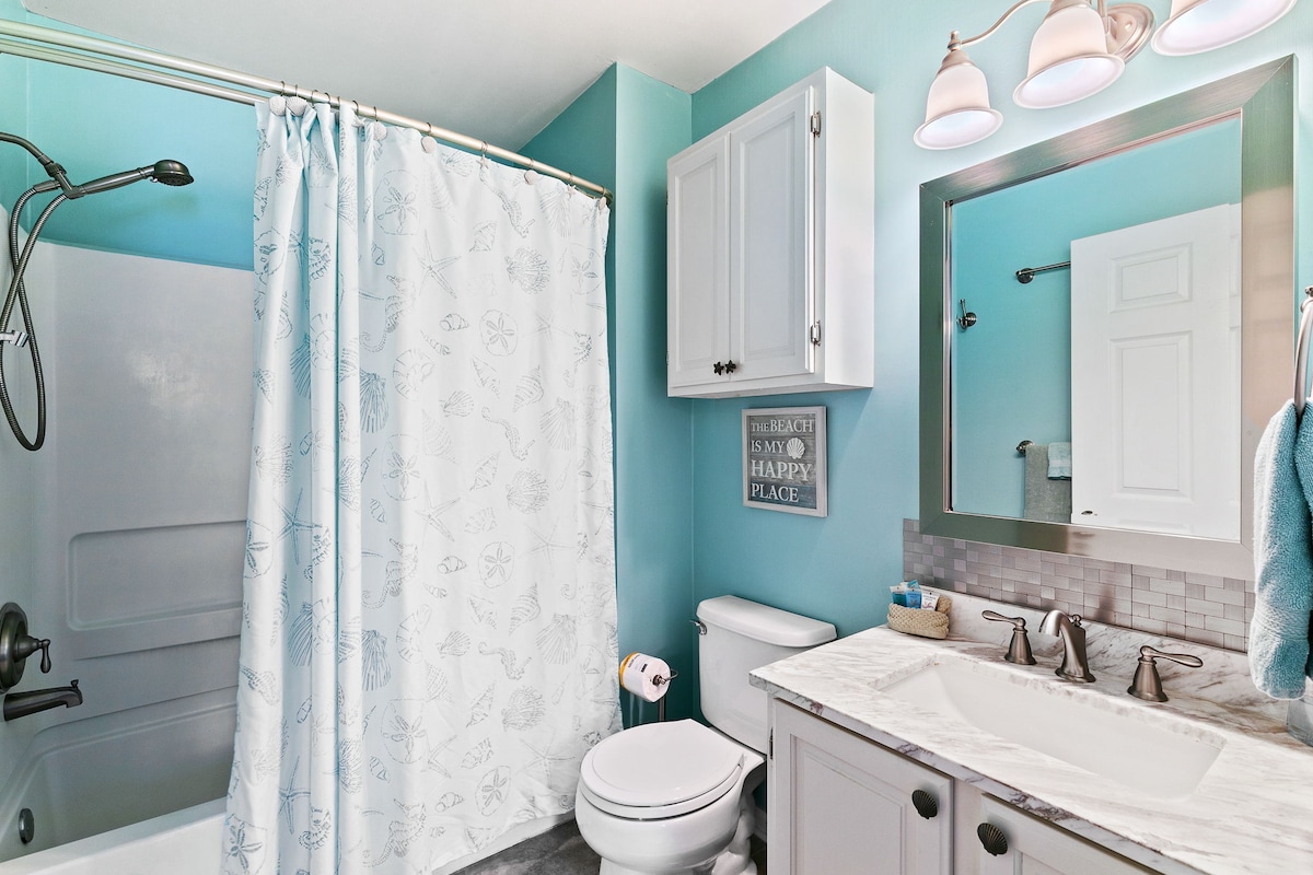 Bathroom adjoining the second bedroom.